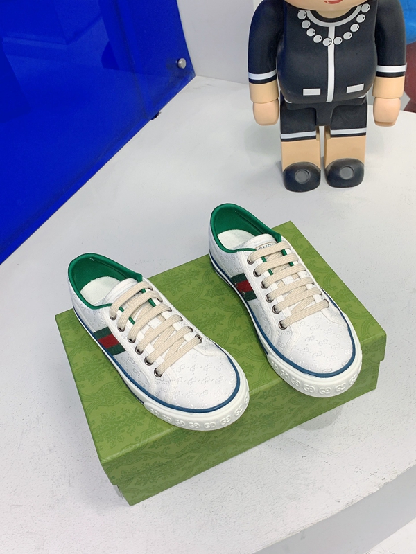 グッチ靴背面デザイン